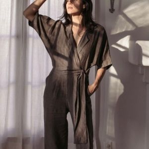 OZMA Ella - linen jumpsuit in deep gray with brown undertones- size small-